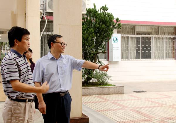 大学副校长刘建达教授一行参观校园建设