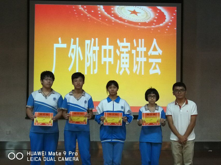 张副主任为三等奖颁奖